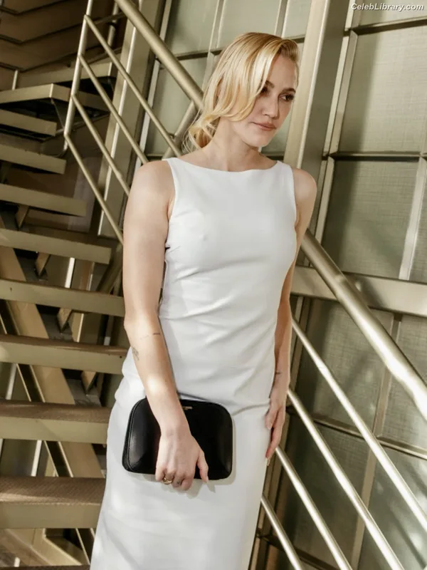 Maika Monroe photo 7 of 642
