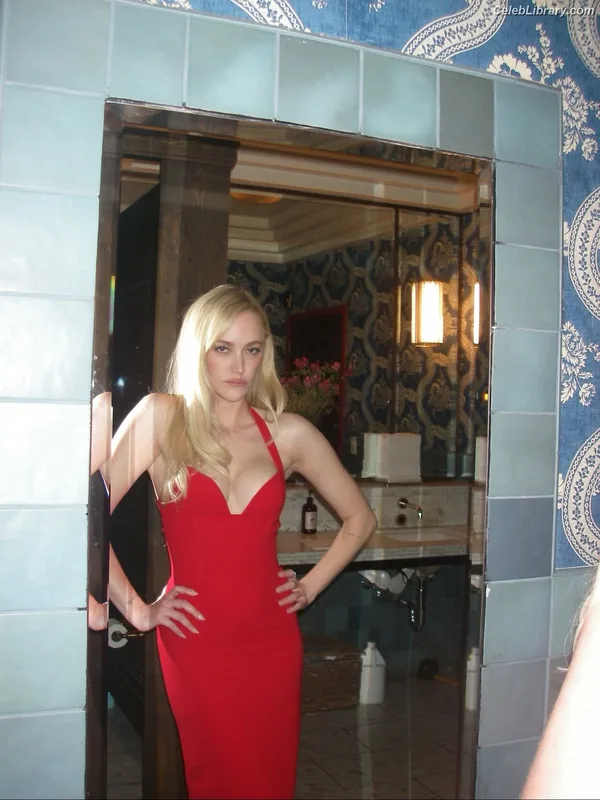 Maika Monroe photo 14 of 642