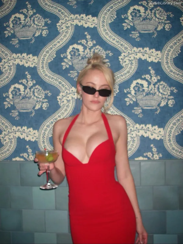 Maika Monroe photo 15 of 642