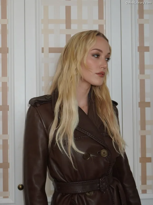 Maika Monroe photo 19 of 642