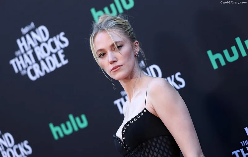 Maika Monroe photo 7 of 642