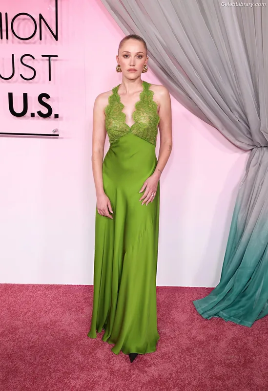 Maika Monroe photo 9 of 642