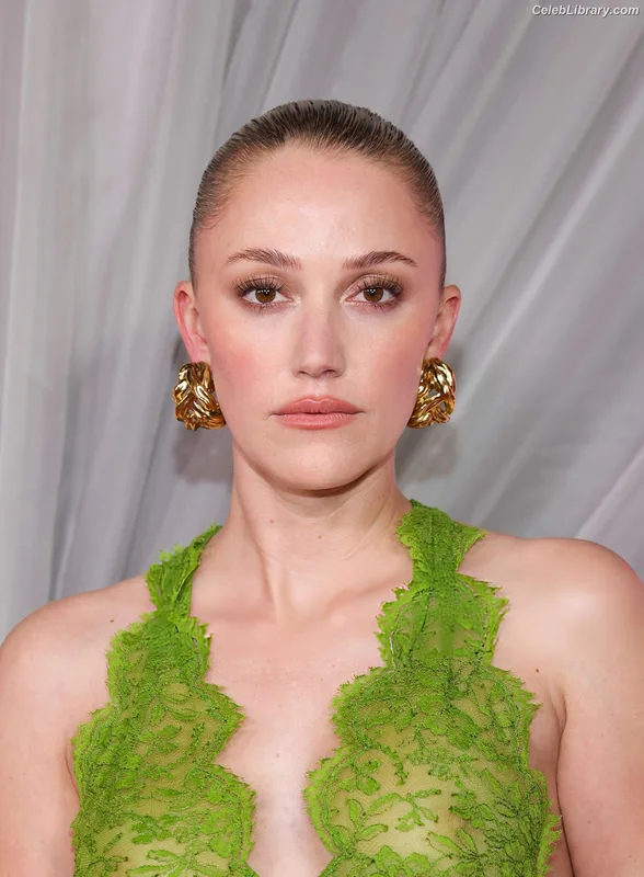 Maika Monroe photo 3 of 642