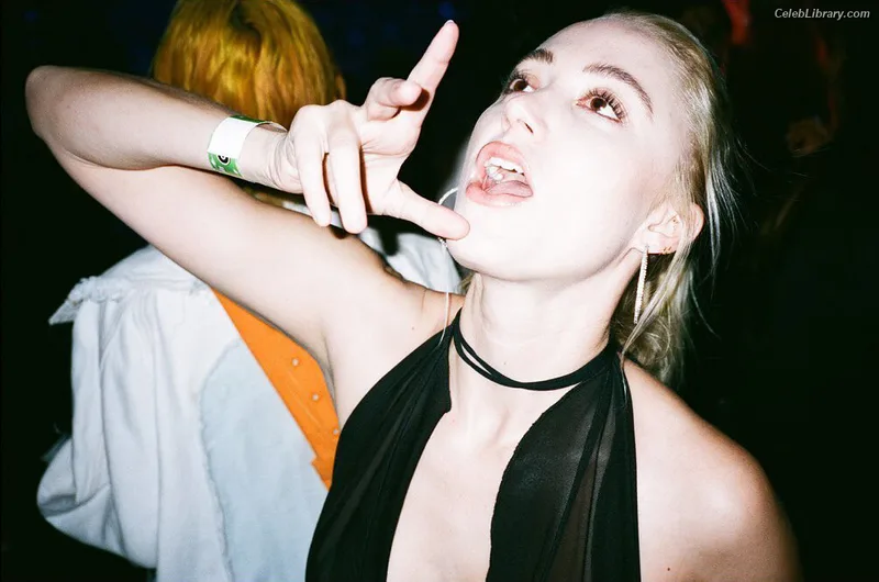 Maika Monroe photo 16 of 642