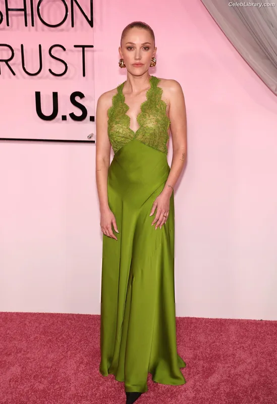 Maika Monroe photo 17 of 642