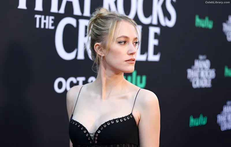 Maika Monroe photo 19 of 642