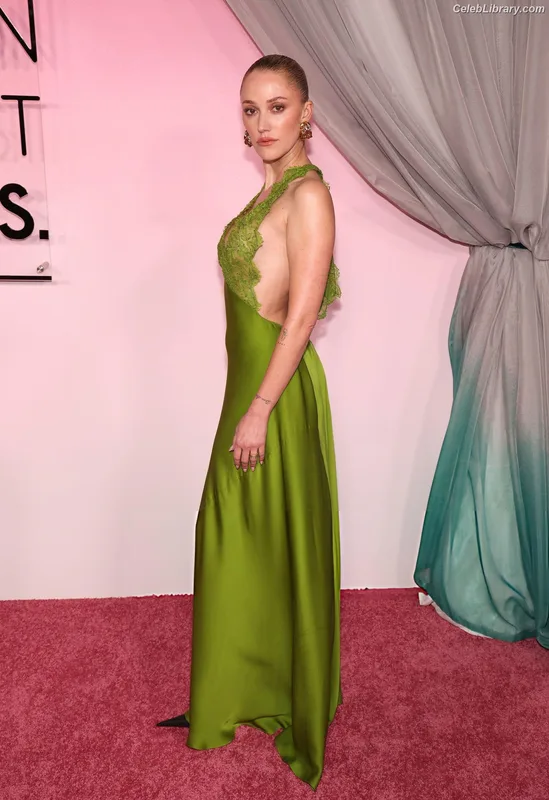 Maika Monroe photo 23 of 642