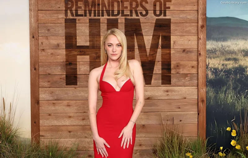 Maika Monroe photo 1 of 642
