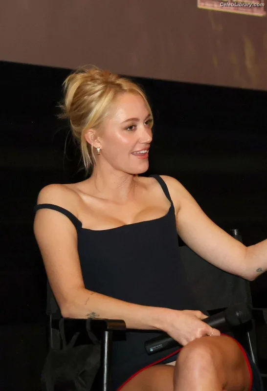 Maika Monroe photo 4 of 642