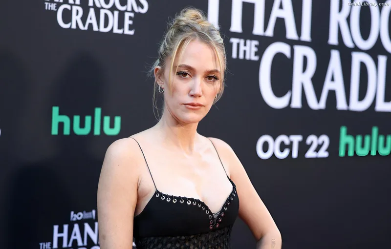 Maika Monroe photo 5 of 642