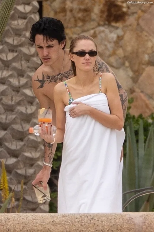 Maika Monroe photo 14 of 642