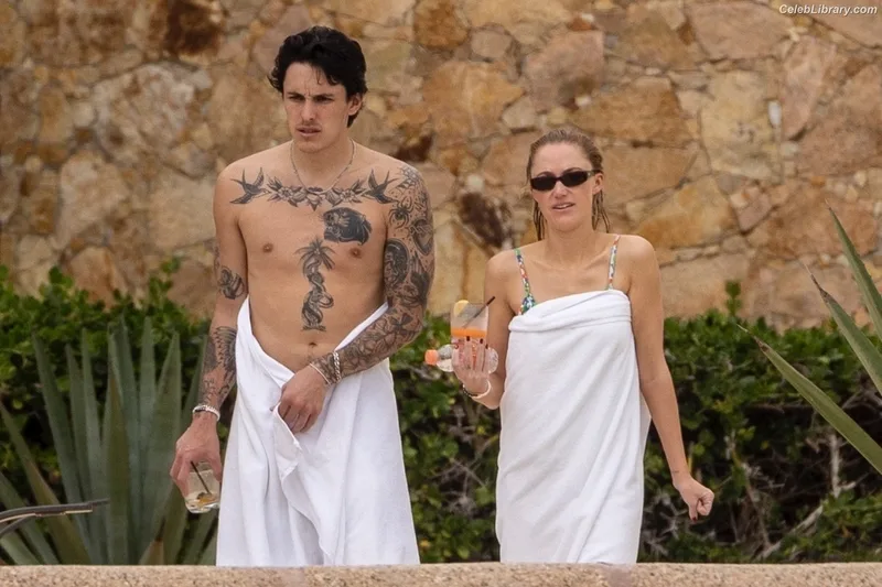 Maika Monroe photo 15 of 642