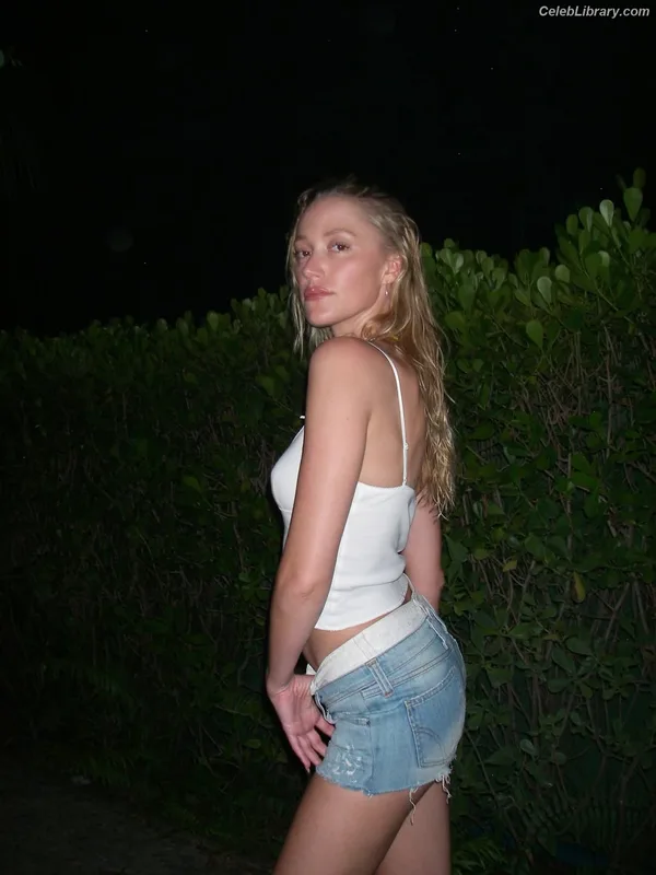 Maika Monroe photo 24 of 642