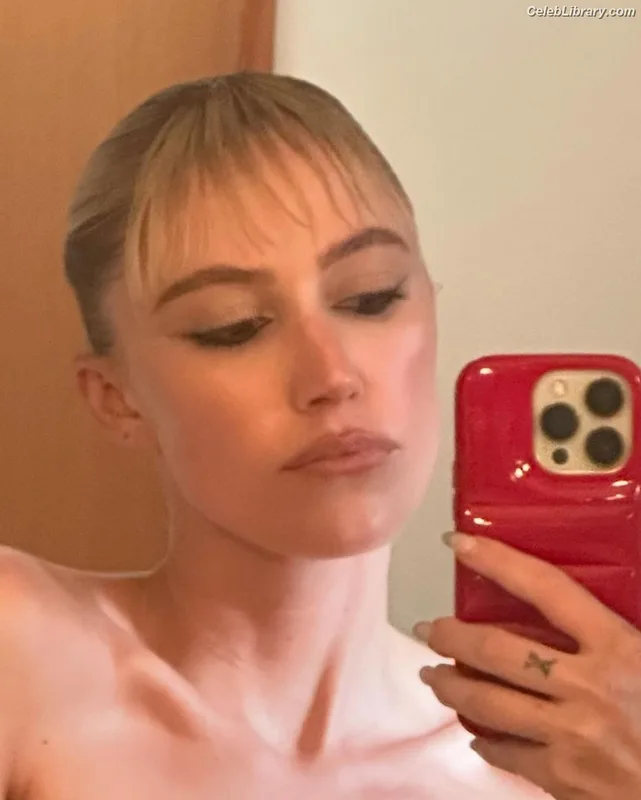 Maika Monroe photo 10 of 642