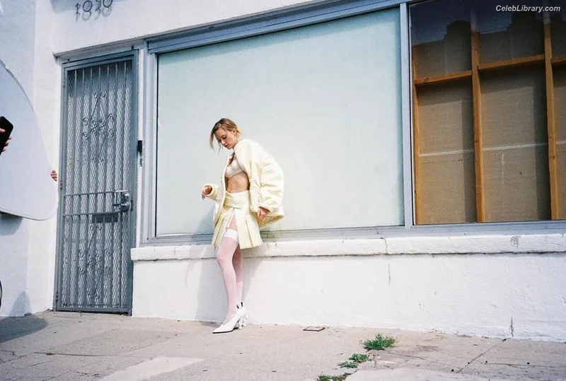 Maika Monroe photo 17 of 642