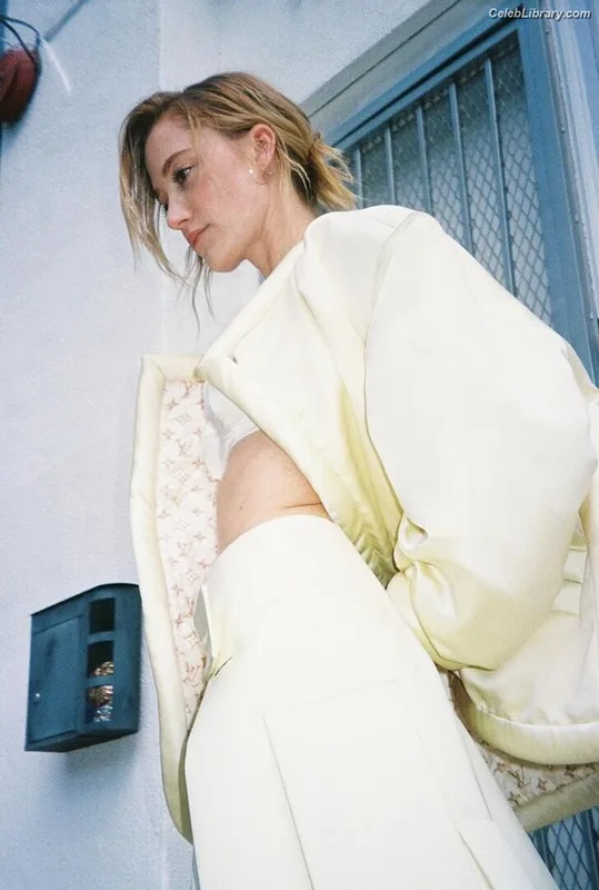 Maika Monroe photo 18 of 642