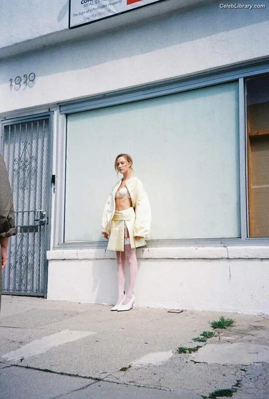 Maika Monroe photo 20 of 642