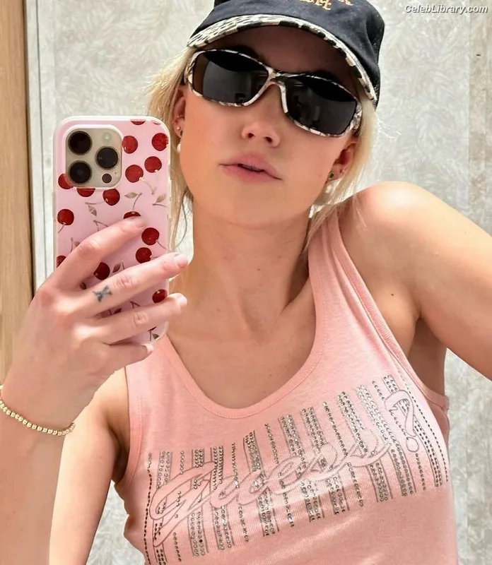 Maika Monroe photo 23 of 642