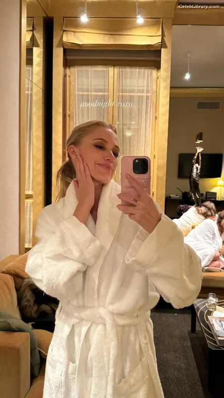 Maika Monroe photo 3 of 642