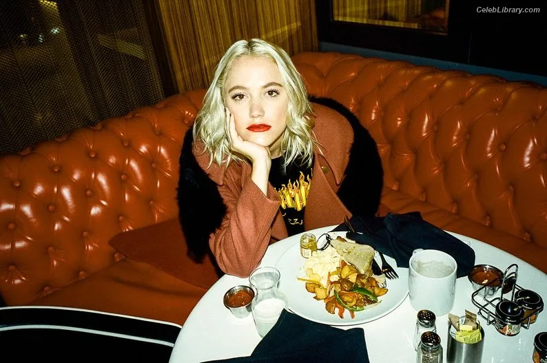Maika Monroe photo 6 of 642