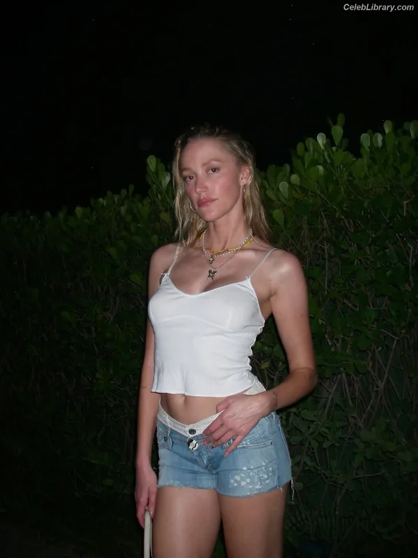 Maika Monroe photo 8 of 642