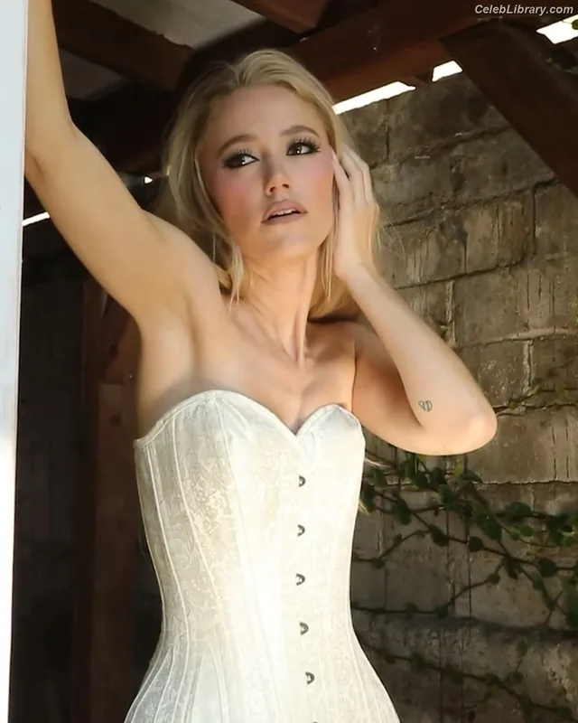 Maika Monroe photo 13 of 642