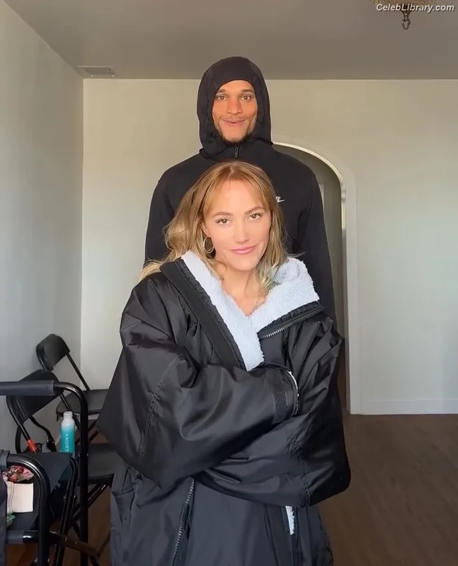 Maika Monroe photo 15 of 642