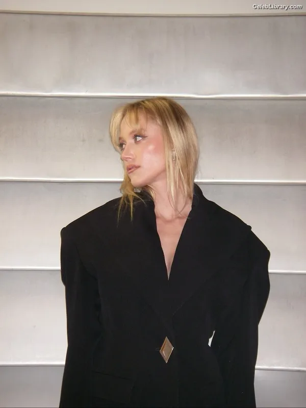 Maika Monroe photo 20 of 642