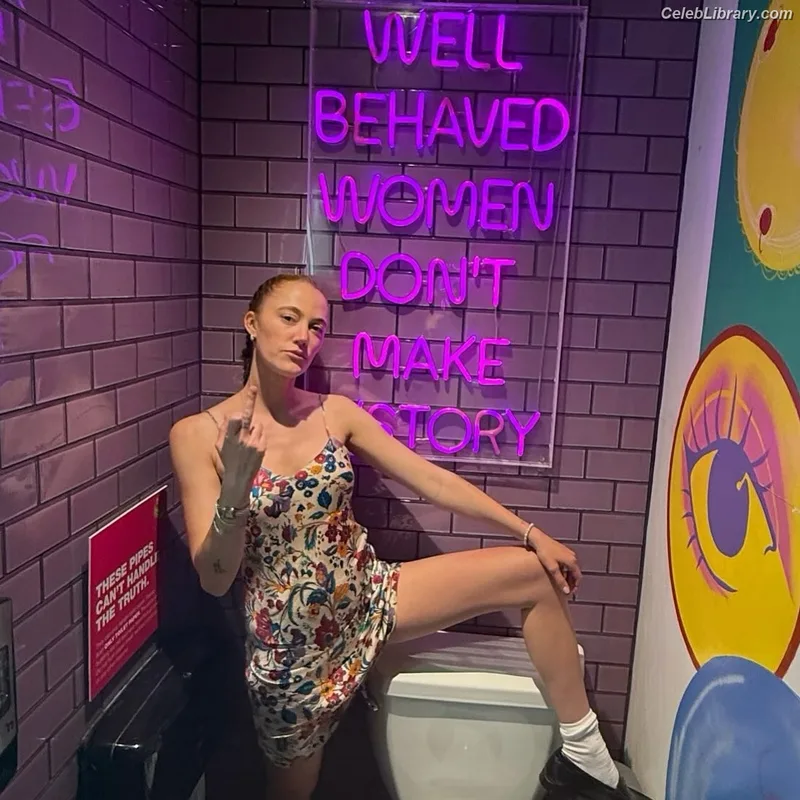 Maika Monroe photo 1 of 642