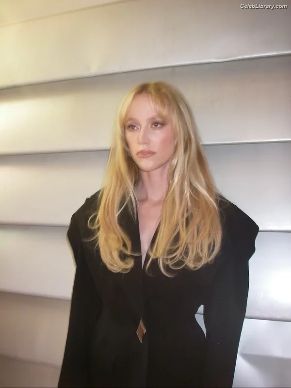 Maika Monroe photo 2 of 642