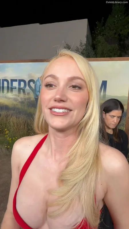 Maika Monroe photo 5 of 642