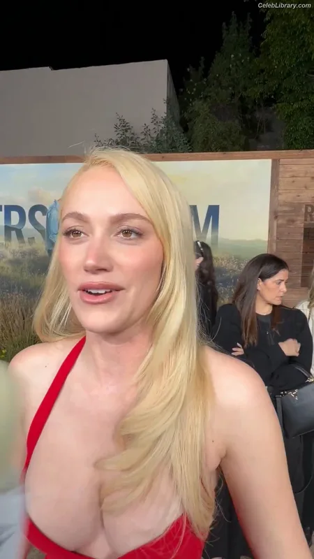 Maika Monroe photo 9 of 642