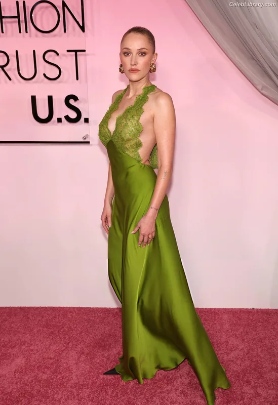 Maika Monroe photo 12 of 642