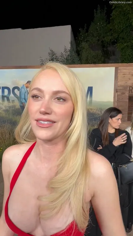 Maika Monroe photo 23 of 642