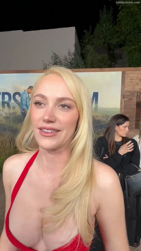 Maika Monroe photo 3 of 642