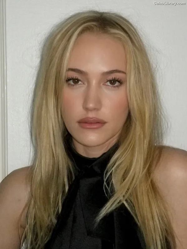 Maika Monroe photo 6 of 642