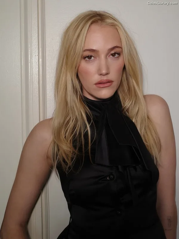 Maika Monroe photo 7 of 642