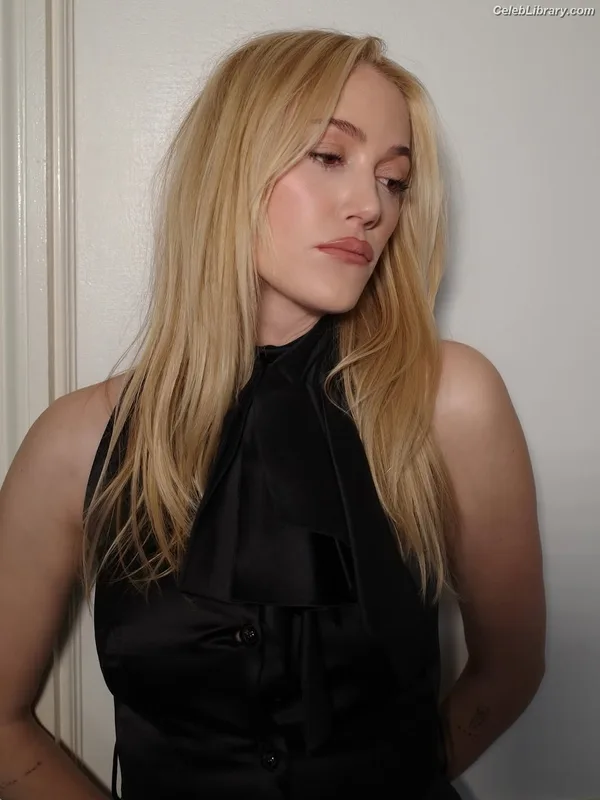 Maika Monroe photo 9 of 642