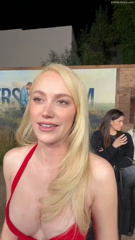 Maika Monroe photo 10 of 642