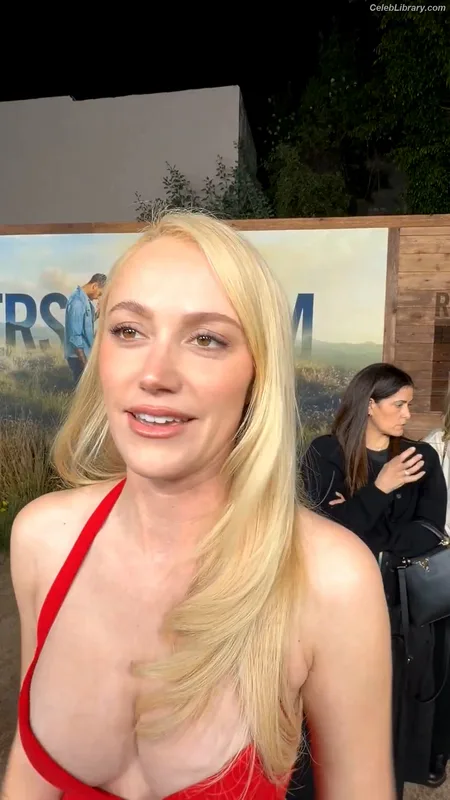Maika Monroe photo 15 of 642