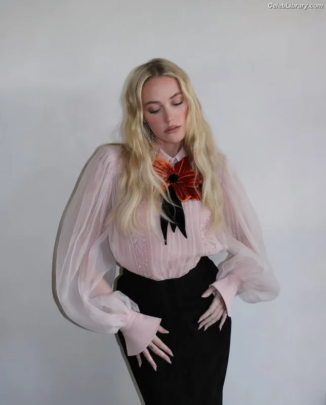 Maika Monroe photo 16 of 642