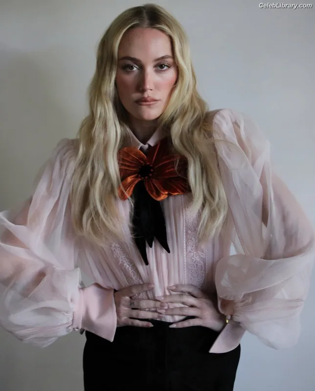 Maika Monroe photo 18 of 642
