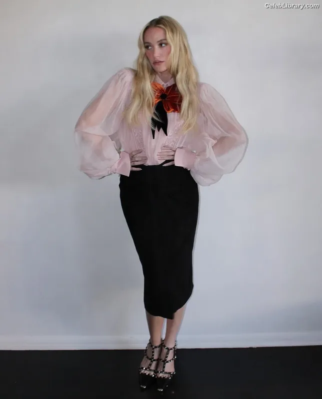 Maika Monroe photo 20 of 642