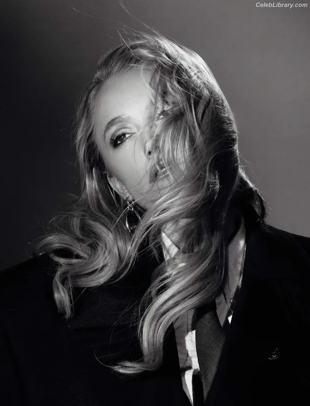 Maika Monroe photo 3 of 642