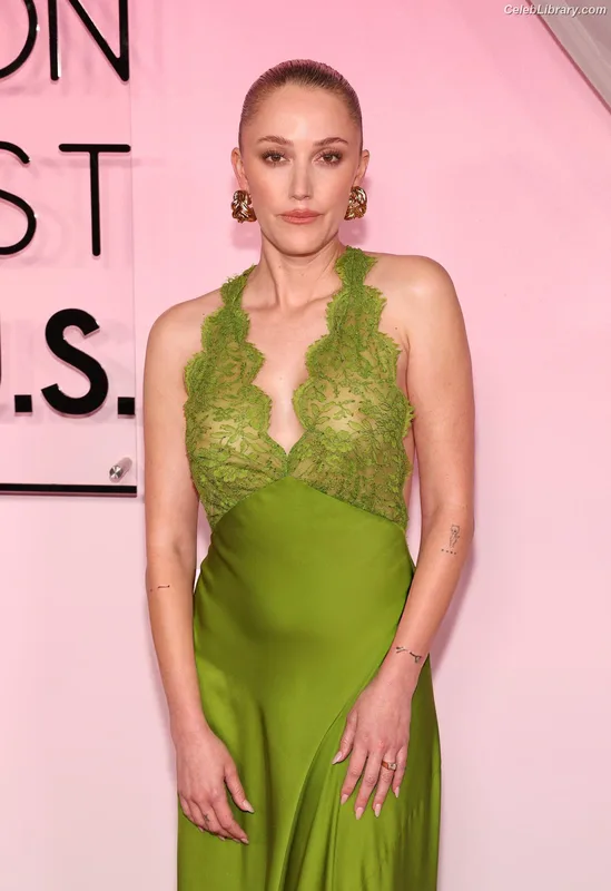 Maika Monroe photo 9 of 642