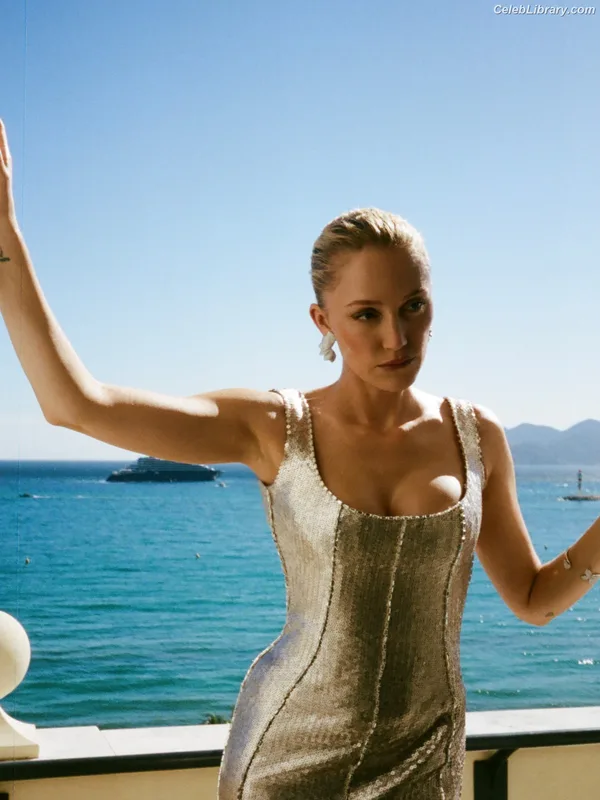 Maika Monroe photo 16 of 642