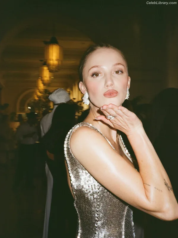 Maika Monroe photo 22 of 642