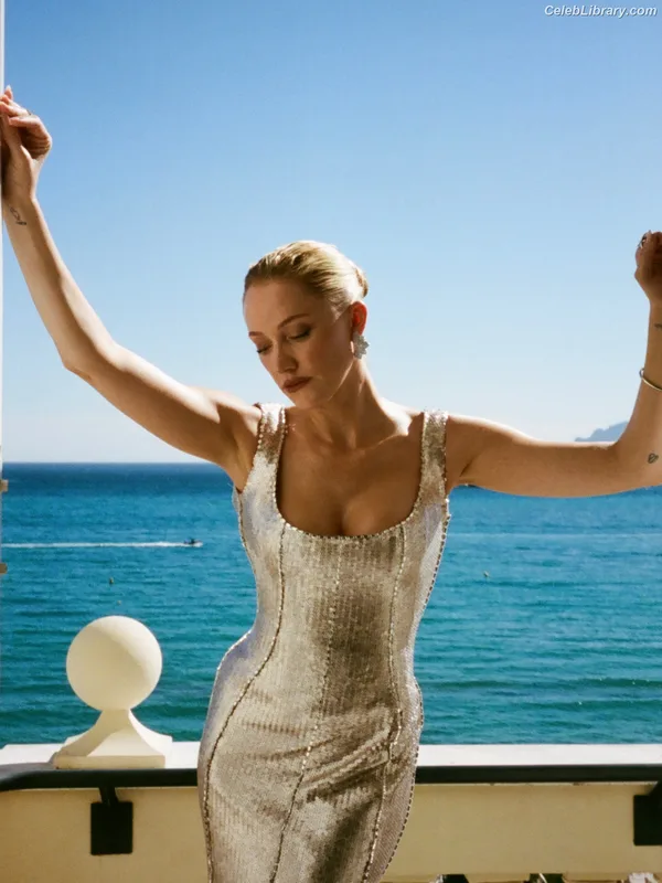 Maika Monroe photo 8 of 642
