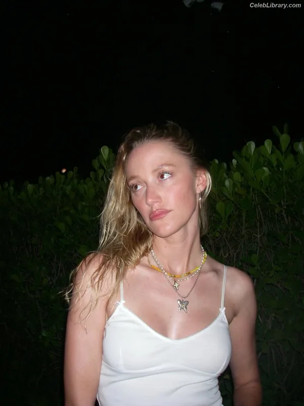 Maika Monroe photo 10 of 642