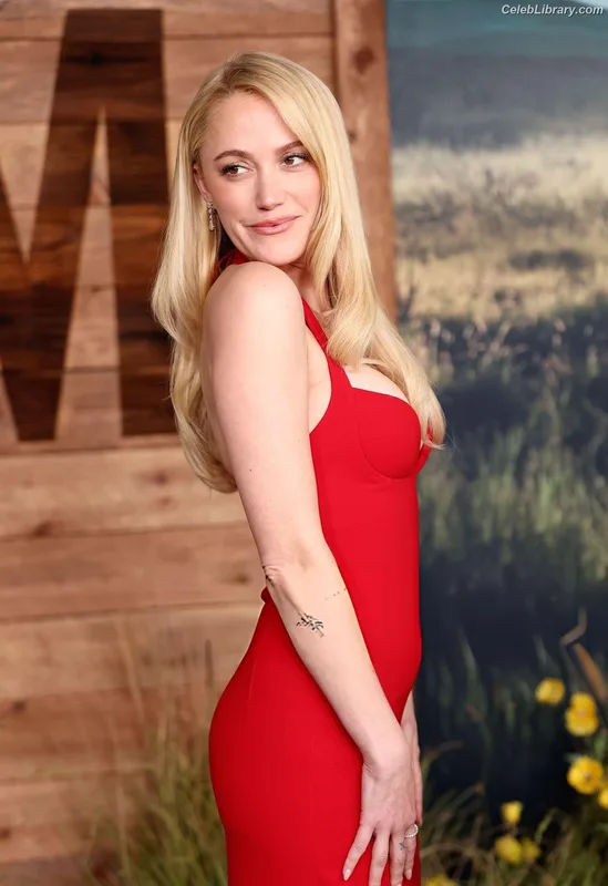 Maika Monroe photo 17 of 642